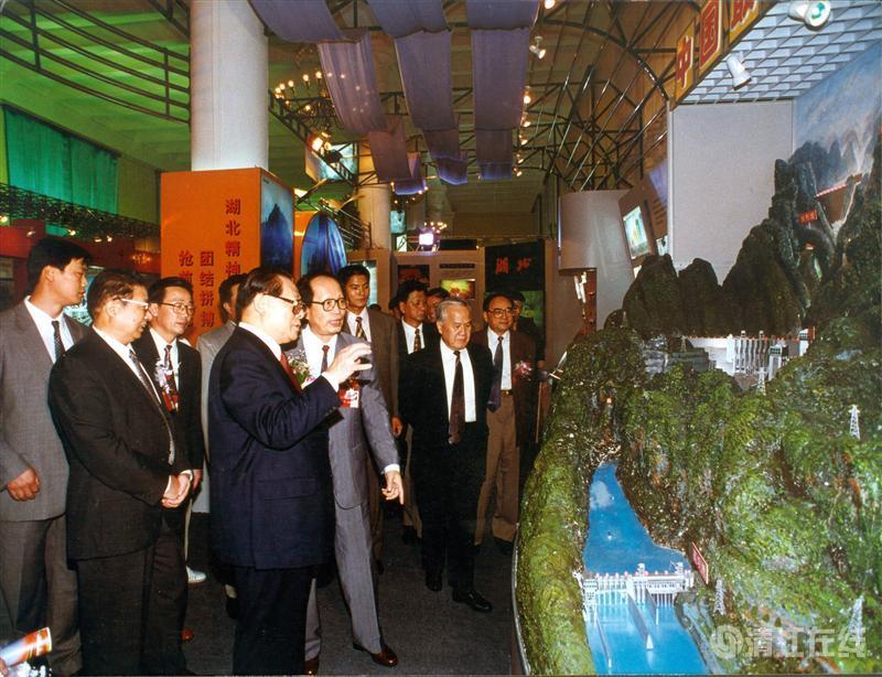 1997年9月，中共中央總書記江澤民參觀清江梯級(jí)開發(fā)模型